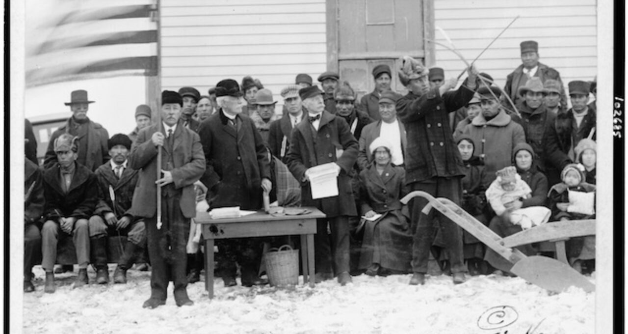 Abb-2_Standing-Rock_Shooting-the-Last-Arrow