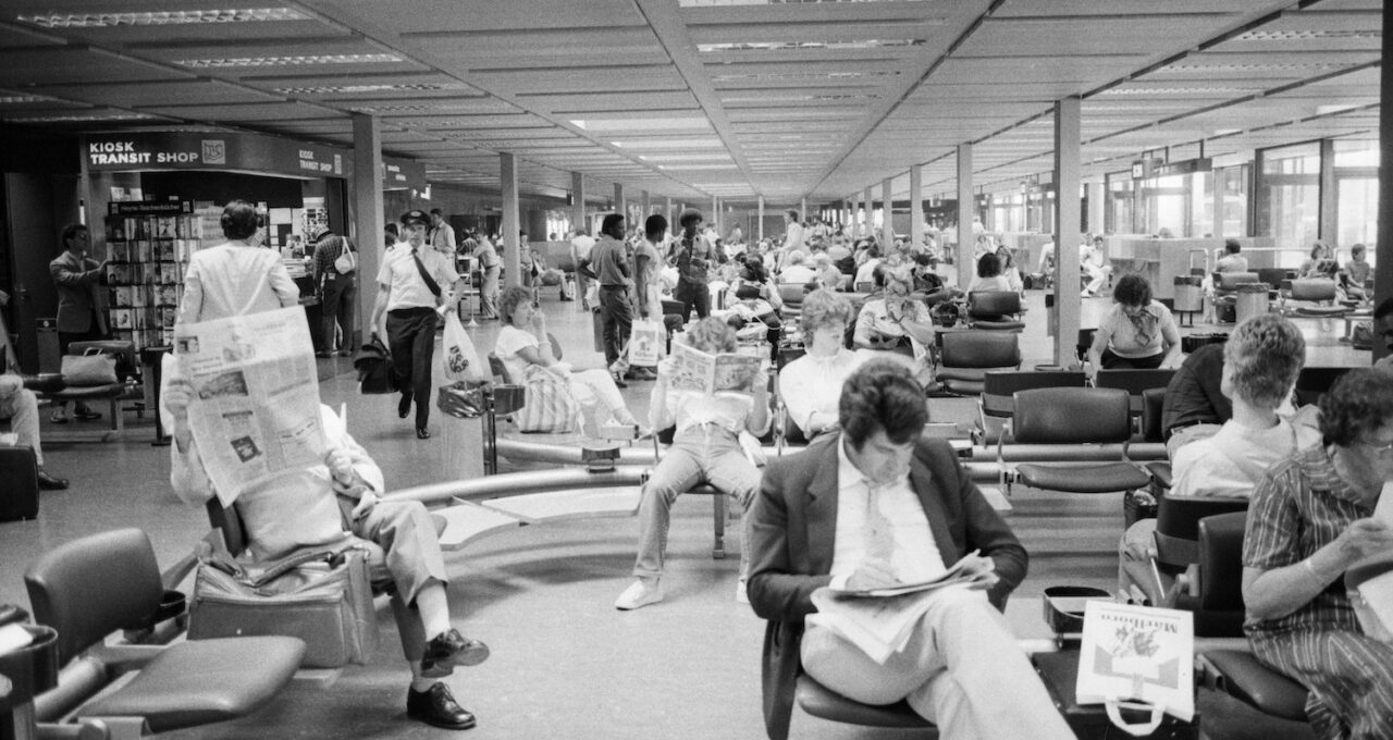 Wartehalle zur Abfahrt mit dem Zubringerbus im Terminal B am Flughafen Z¸rich-Kloten