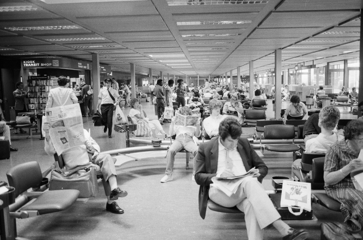 Wartehalle zur Abfahrt mit dem Zubringerbus im Terminal B am Flughafen Z¸rich-Kloten